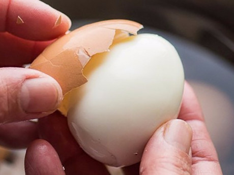 Mẹo hay nhà bếp - Luộc trứng, đừng chỉ cho vào nước, thêm 2 thứ nữa trứng vừa thơm ngon lại dễ bóc vỏ
