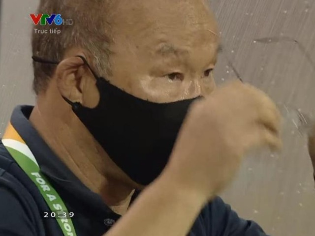 Nghẹn ngào khoảnh khắc HLV Park Hang Seo rơi nước mắt khi đội tuyển Việt Nam giành chiến thắng 1-0 trước Thái Lan