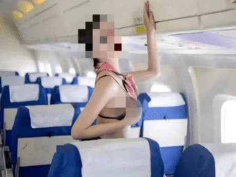Tiếp viên hàng không Trung Quốc bị hãng đuổi thẳng vì chụp nội y trong khi làm việc