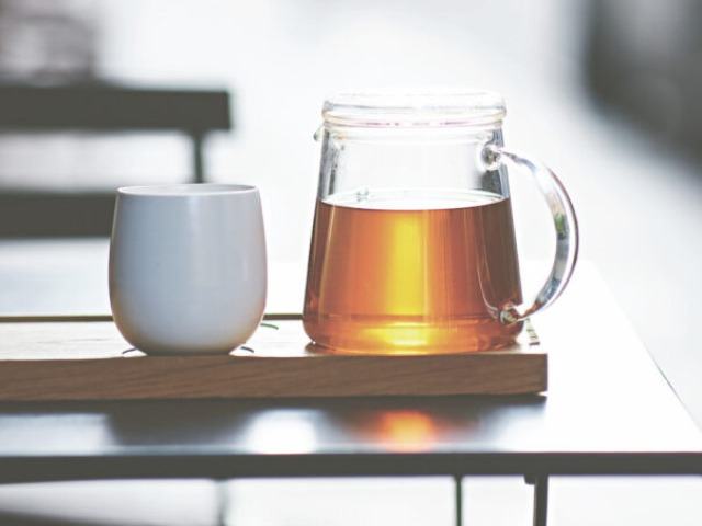 Uống trà hay nước lọc hàng ngày thì tốt cho sức khỏe hơn? Đáp án trong đầu bạn thường sai
