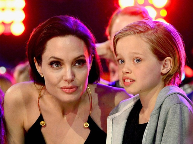 Vì bị Angelina kìm kẹp khắt khe, con gái tomboy từng định chuyển giới cãi lại mẹ