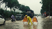 Hà Nội đón mưa lớn, công nhân thoát nước căng mình điều tiết chống ngập