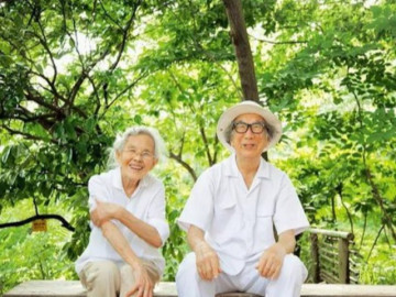 Bên nhau hơn 60 năm vẫn mặn nồng như thuở còn son, cặp vợ chồng già chia sẻ bí quyết