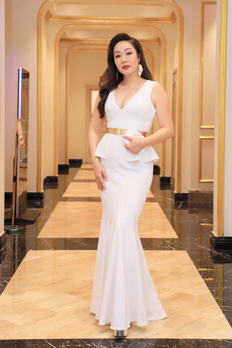 Hoa hậu quyền quý nhất Việt Nam tái xuất, diện váy thắt eo mạ vàng đẳng cấp - 3