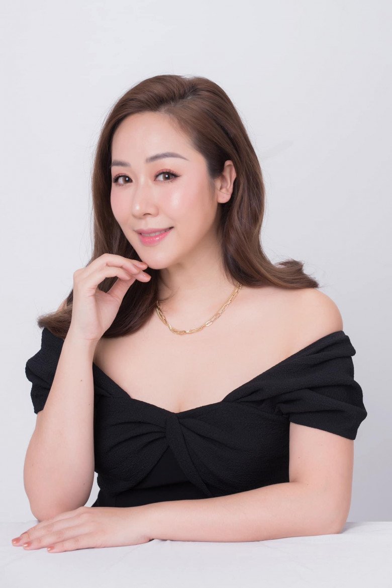 Hoa hậu quyền quý nhất Việt Nam tái xuất, diện váy thắt eo mạ vàng đẳng cấp - 6