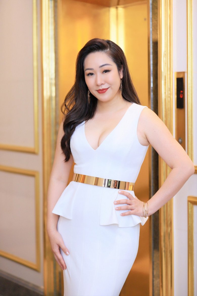 Hoa hậu quyền quý nhất Việt Nam tái xuất, diện váy thắt eo mạ vàng đẳng cấp - 2