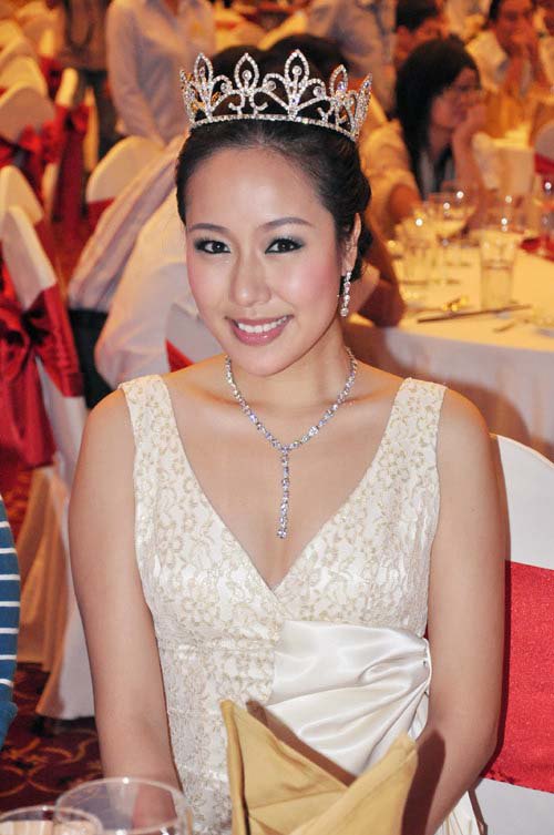Hoa hậu quyền quý nhất Việt Nam tái xuất, diện váy thắt eo mạ vàng đẳng cấp - 1