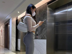 Gymer đẹp nhất Phan Thiết nổi bật trong thang máy chỉ nhờ chiếc quần jean độ dáng