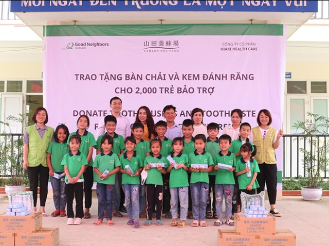 Trao tặng hơn 2.000 bàn chải và kem đánh răng cho trẻ em huyện Sơn Dương, tỉnh Tuyên Quang