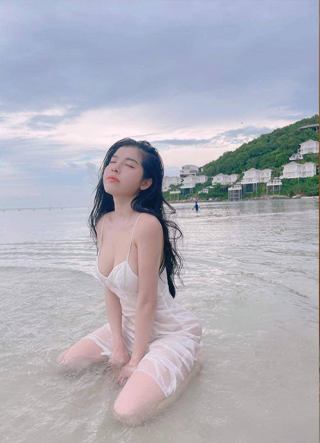 Hot girl, người đẹp Việt mặc váy lụa thay bikini đi tắm biển: Sexy hay lạc quẻ? - 4