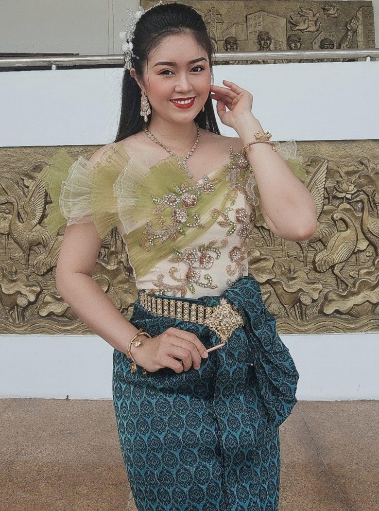 Em gái Lê Phương mặc đồ truyền thống Khmer, nhan sắc được khen không thua Hoa hậu - 4