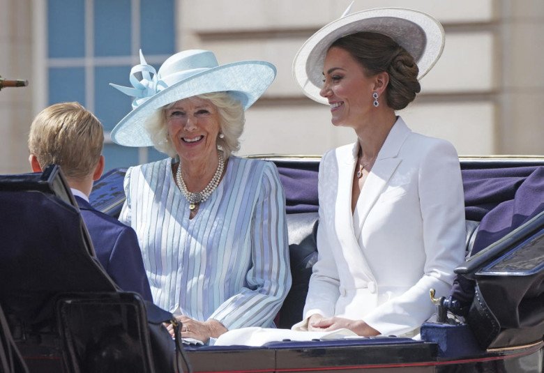 Vì sao sắc xanh đổ bộ trang phục Hoàng gia Anh, Kate Middleton cho con trai mặc đồ cũ tại Đại lễ Bạch kim? - 5