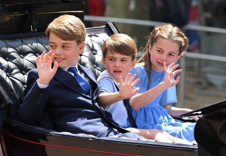 Vì sao sắc xanh đổ bộ trang phục Hoàng gia Anh, Kate Middleton cho con trai mặc đồ cũ tại Đại lễ Bạch kim? - 6