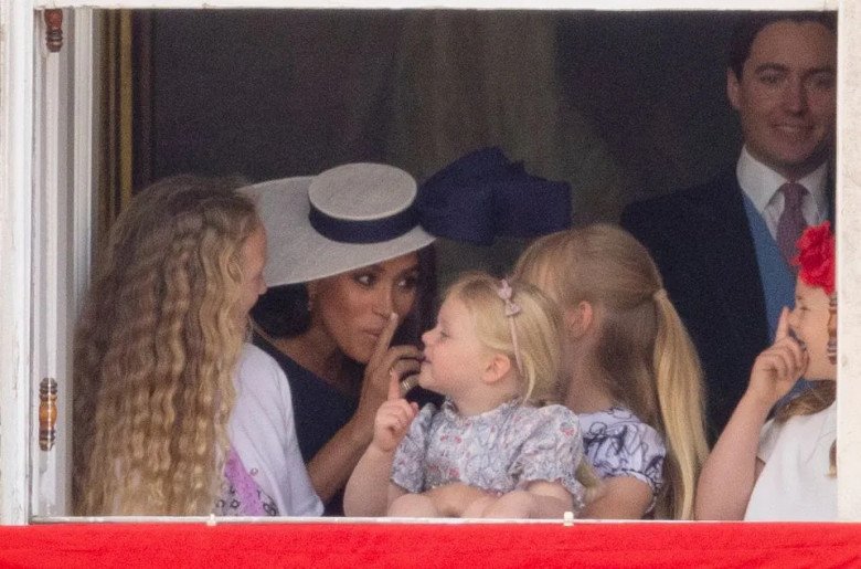 Vì sao sắc xanh đổ bộ trang phục Hoàng gia Anh, Kate Middleton cho con trai mặc đồ cũ tại Đại lễ Bạch kim? - 7