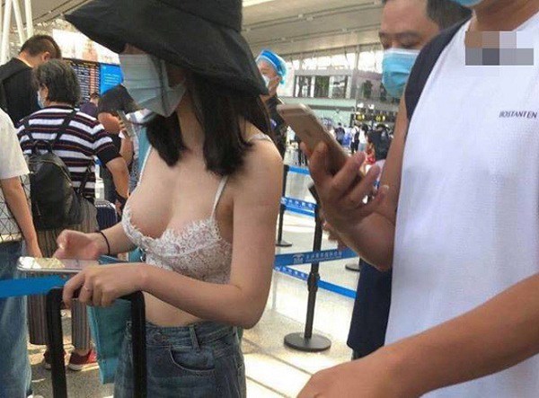 Nhiều phụ nữ gây sốc khi vô tư mặc đồ quá thoáng ở sân bay
