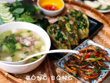 Mâm cơm HOT MXH - 9X Sài Gòn khoe cơm nấu cho bạn ăn ngon rẻ, tuy đơn giản nhưng suốt ngày được khen