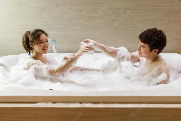 Yêu trong bồn tắm liệu có gây hệ lụy gì? Lời đáp của chuyên gia khiến nhiều người ngỡ ngàng Yêu trong bồn tắm liệu có gây hệ lụy gì? Lời đáp của chuyên gia khiến nhiều người ngỡ ngàng