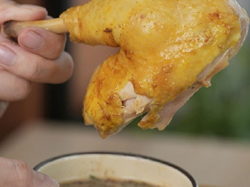 Có thể thêm gia vị gì vào gà hấp muối da giòn để tăng thêm hương vị?
