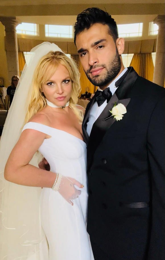 Cô dâu tuổi 40 Britney Spears diện váy cưới có chi tiết gợi cảm độc nhất vô nhị - 3