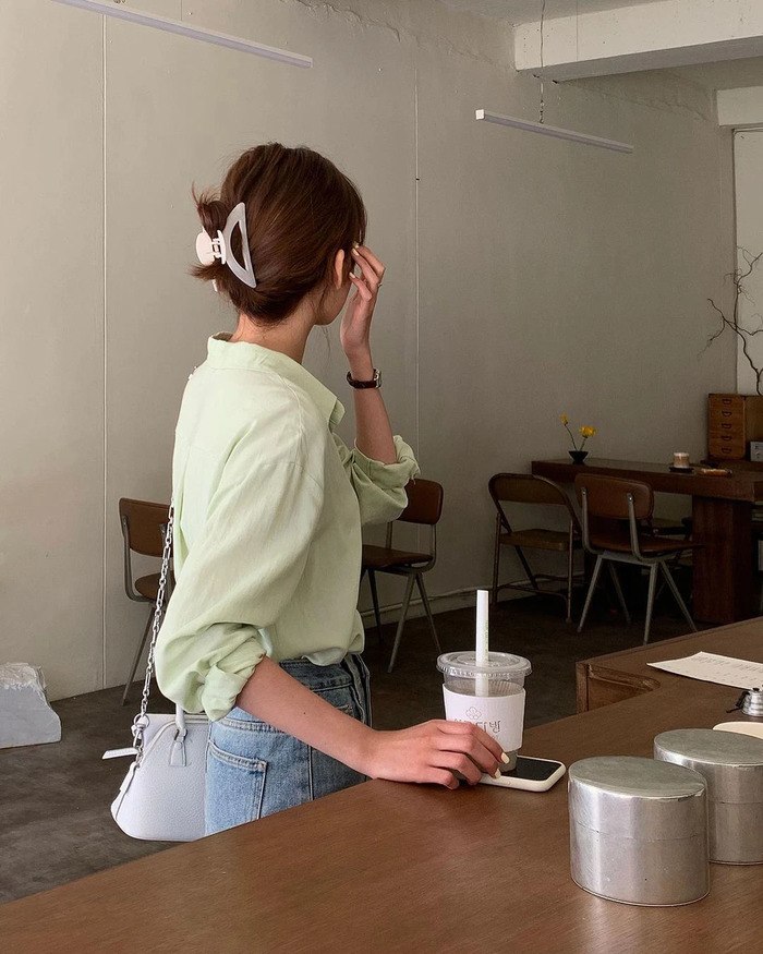 Đây là những kiểu tóc cứ diện cùng áo sơmi là đẹp bất bại, giúp nàng hoá amp;#34;nữ thần công sởamp;#34; - 5