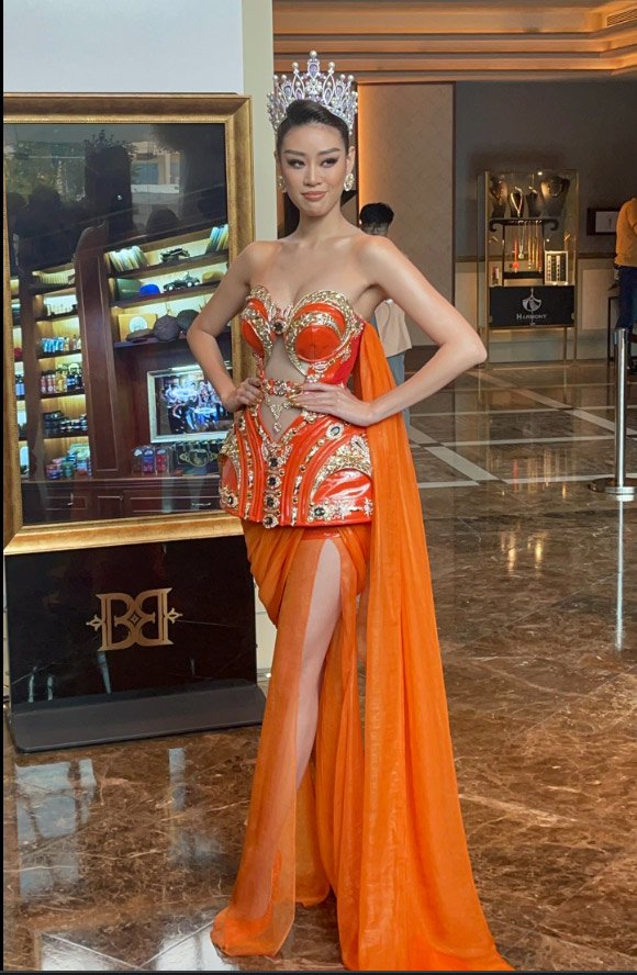 Khánh Vân diện váy chiến binh đẹp xuất sắc đi đập hộp vương miện Hoa hậu Hoàn vũ Việt Nam 2022 - 1