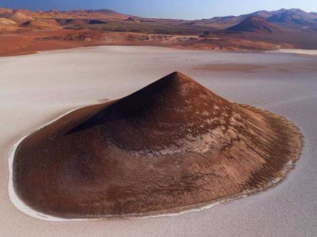 Kim tự tháp bí ẩn giữa cánh đồng muối, có hình nón hoàn hảo nhất TG