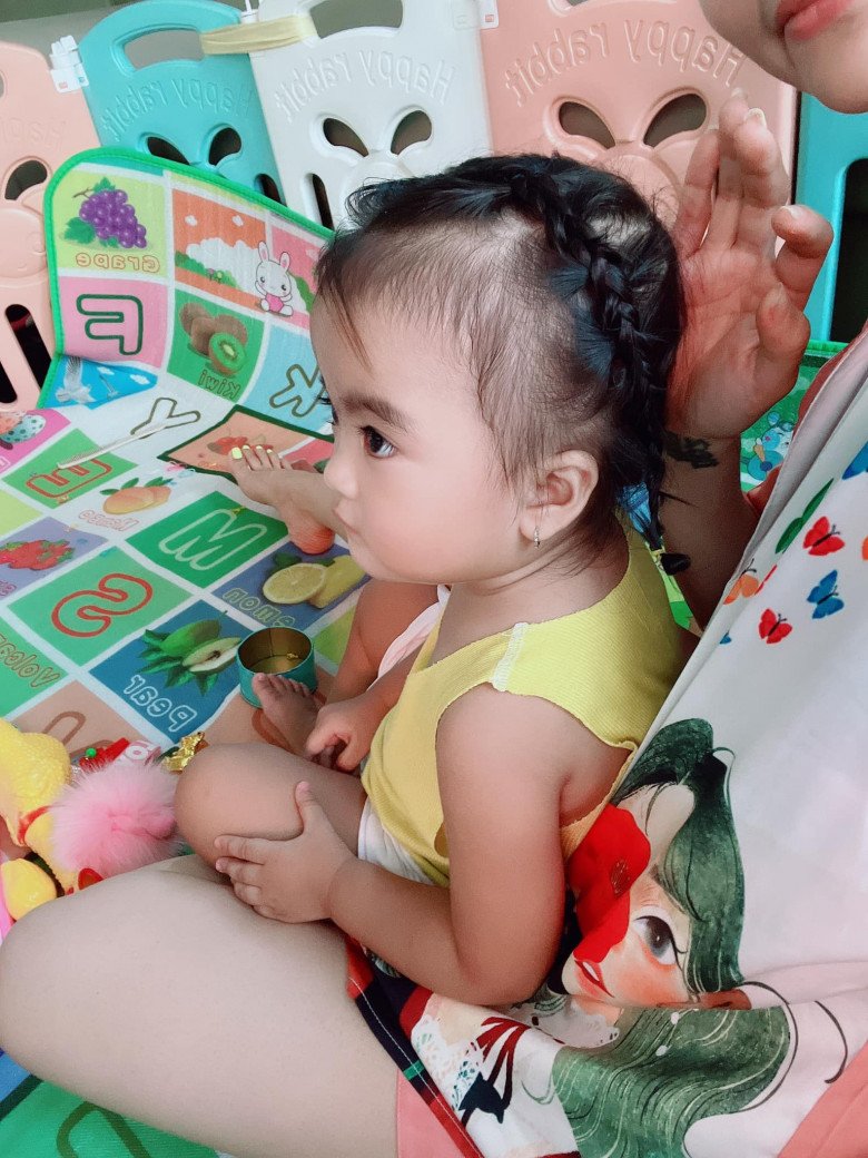 Con gái Võ Hạ Trâm giống bố Ấn Độ vầng trán rộng, tóc lưa thưa, mẹ vẫn quyết làm đẹp - 11