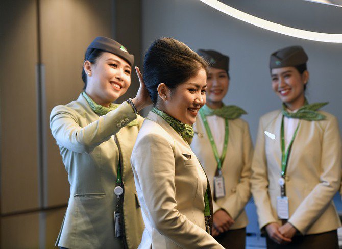Học búi tóc như tiếp viên hàng không nhan sắc sang trọng thêm vài chân  kính  Báo Phụ Nữ Việt Nam