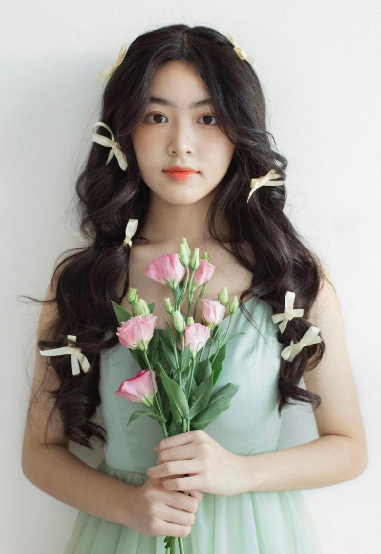 Con gái Trịnh Kim Chi, amp;#34;đối thủ Hoa hậuamp;#34; của con gái Quyền Linh được tặng xe sang, 20 tuổi 1m72 xinh đẹp - 8