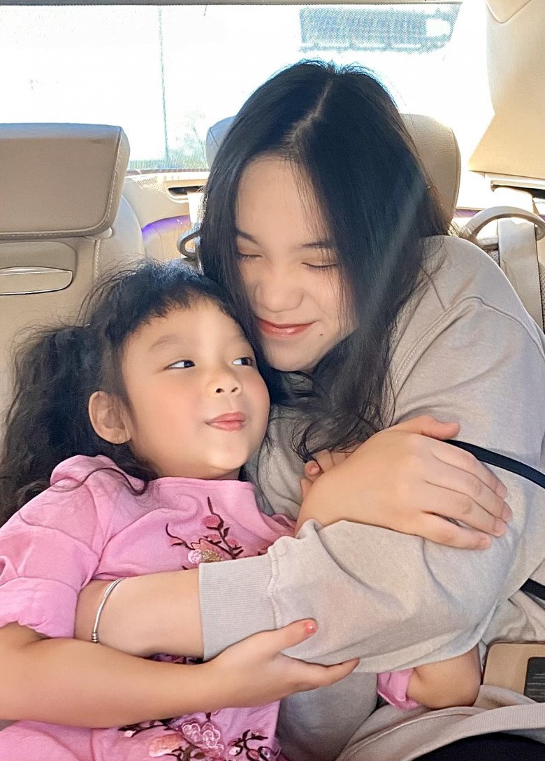 Con gái Trịnh Kim Chi, amp;#34;đối thủ Hoa hậuamp;#34; của con gái Quyền Linh được tặng xe sang, 20 tuổi 1m72 xinh đẹp - 14