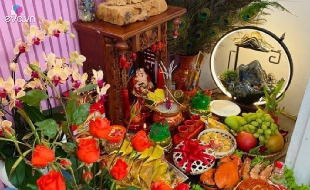 Read more about the article Mùng 1 trên bàn thờ Thần Tài không để hoa héo úa, làm đúng tiền bạc ào vào nhà