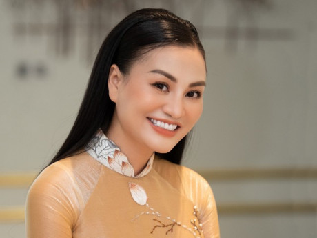Trần Huyền Nhung dịu dàng trong tà áo dài tham dự sự kiện nhan sắc tại Hà Nội
