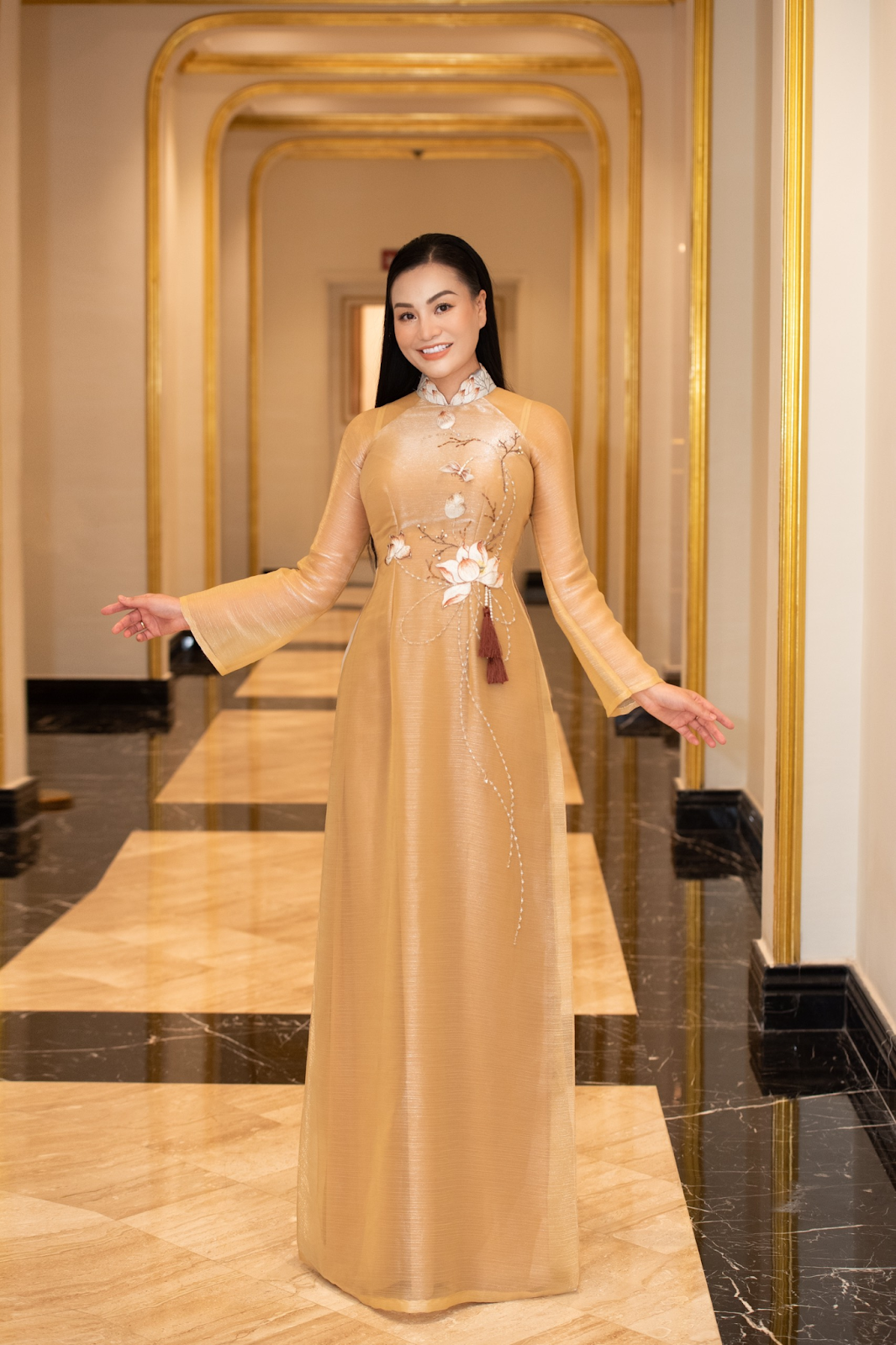 Trần Huyền Nhung dịu dàng trong tà áo dài sánh bước cùng dàn diễn viên dự sự kiện nhan sắc tại Hà Nội - 10