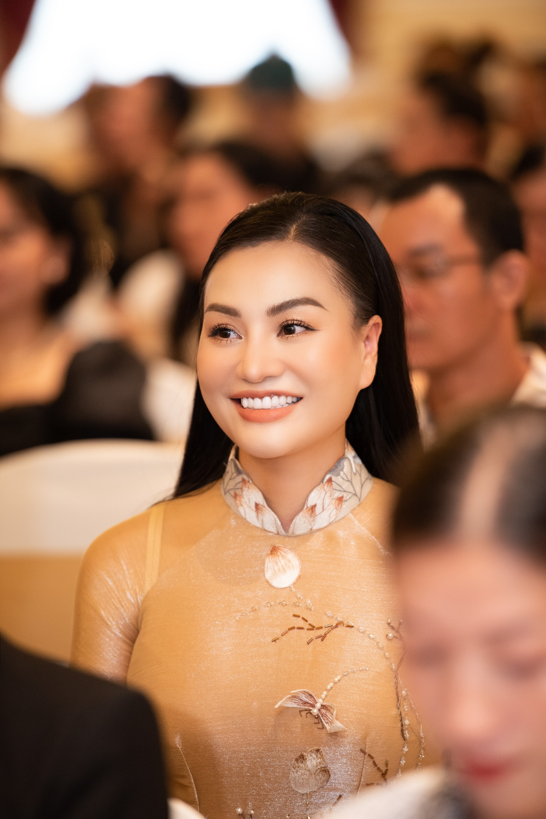 Trần Huyền Nhung dịu dàng trong tà áo dài sánh bước cùng dàn diễn viên dự sự kiện nhan sắc tại Hà Nội - 2