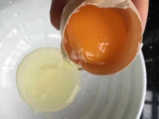 Ăn xong quả trứng, bé 2 tuổi không qua khỏi vì suy thận, bác sĩ chỉ ra một thứ độc hại mẹ đã cho vào