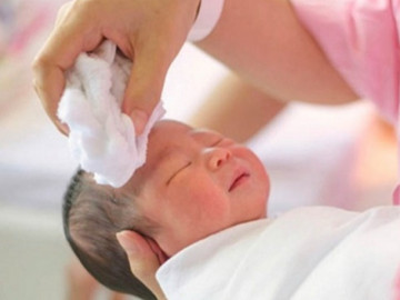 Bé sơ sinh bị lây thủy đậu từ mẹ, chuyên gia hướng dẫn cách tắm và cho con bú an toàn