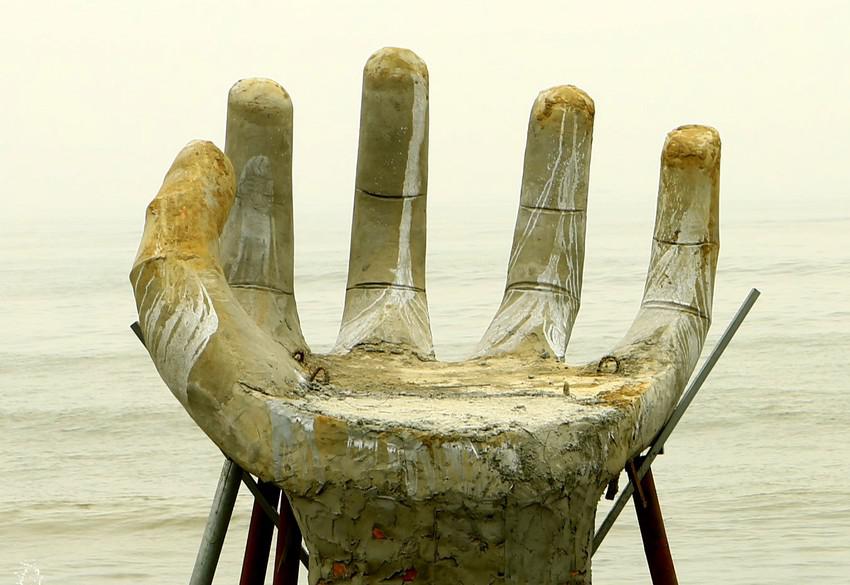 5 bàn tay khổng lồ xuất hiện trên biển Hải Tiến là chòi gác an ninh - 1