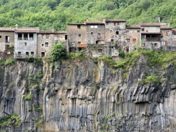 Những ngôi làng chênh vênh trên vách đá khiến du khách nghẹt thở