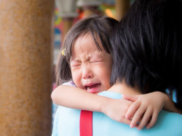 Con gái nói có người luôn đi theo con, mẹ rùng mình khi nhìn mãi vẫn không thấy ai, kết quả bất ngờ