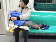 Người phụ nữ bế một bé trai đang ngủ trên tàu điện, nhìn xuống đôi bàn chân cậu bé ai cũng giật mình