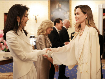 Đệ nhất phu nhân Hàn Quốc đọ sắc cùng Angelina Jolie, vẻ đẹp tươi trẻ chênh lệch đầy bất ngờ