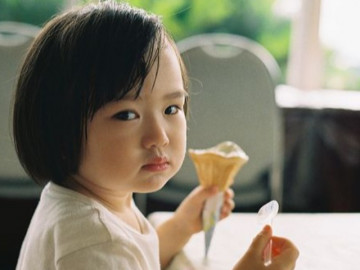 Tại sao kem không mặn nhưng ăn xong lại khát nước? Mùa hè có nên cấm trẻ nhỏ ăn kem?