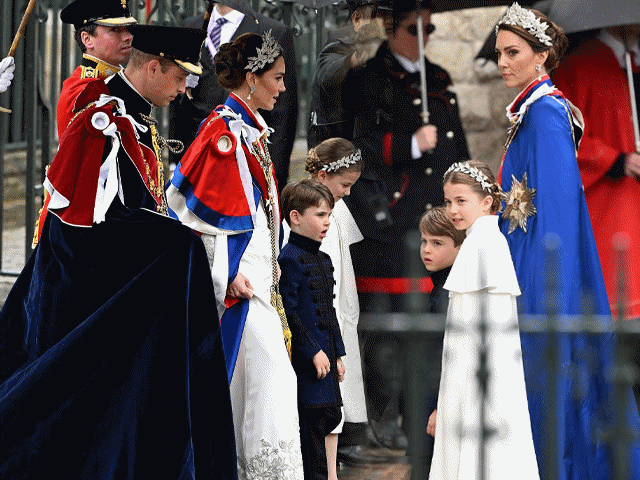 Vua Charles III đăng quang, Vương phi Kate mặc “phá vỡ” quy tắc, công chúa 8 tuổi nổi bần bật