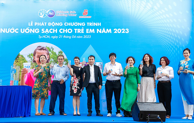 Hoa hậu H’Hen Niê chung tay đóng góp nước uống sạch cho cộng đồng - 2
