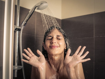 Tắm đúng cách có thể ngăn lão hoá nhanh, chuyên gia tiết lộ bí quyết để sống lâu lại trẻ khoẻ
