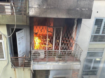 Cháy nhà 3 tầng ở Hà Nội, người đàn ông nhanh trí đưa vợ và 2 con leo ban công thoát thân