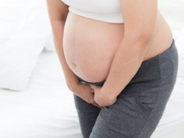 Bị vỡ ối trên đường chuyển viện, mẹ bầu 28 tuần phải khép chân giữ con lại vì sợ đẻ rơi