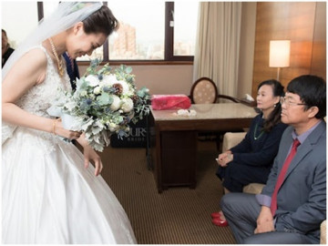 Đêm tân hôn, vừa bước về phòng bố chồng đã đợi sẵn ở cửa rồi đưa cho vỉ thuốc
