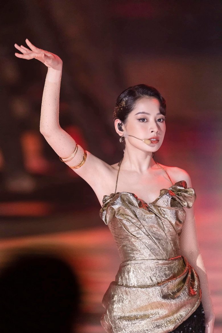 Hoa hậu Tường Linh mặc váy tái chế kêu gọi bảo vệ môi trường