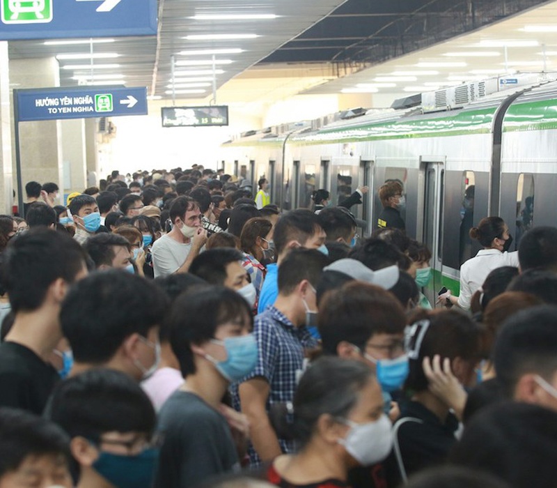 Mùa hè 2023 được dự đoán siêu nóng. Do đó, các phương tiện di chuyển công cộng như bus hay tàu điện trên cao ngày càng đông đúc người chọn lựa. Các địa điểm đi đông chẳng kém như ở Nhật Bản.
